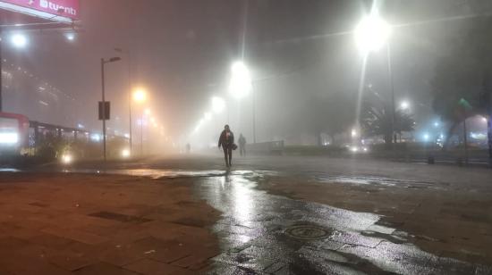 Una densa neblina cubrió Quito la noche del 29 de mayo de 2024.