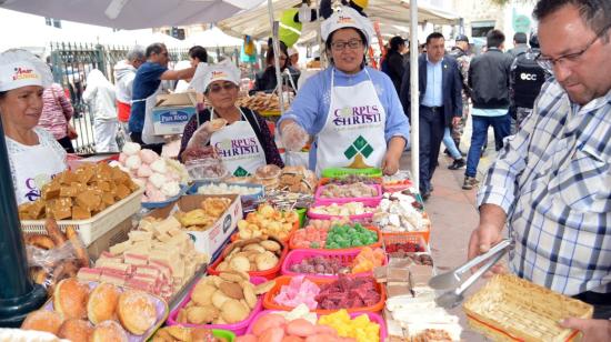 Vendedoras de dulces de Corpus Christi en el Parque Calderón de Cuenca, en junio de 2023.