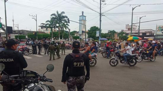 Policías custodian las calles de Mocache durante el funeral de alias 'El Ternetero.