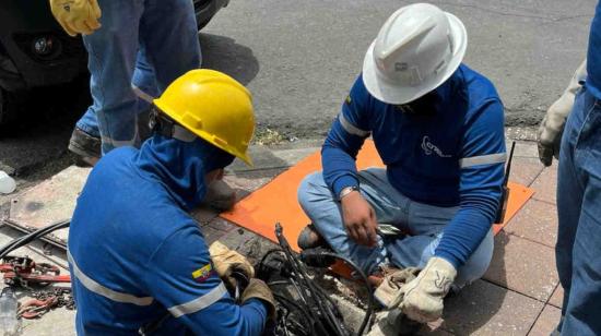 Imagen referencial de trabajadores de CNEL en Babahoyo, marzo de 2024.