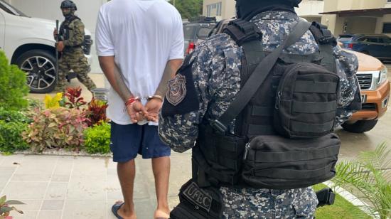 Alias 'Negro Tulio' mientras era escoltado por policías de Panamá, el 30 de mayo de 2023.