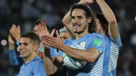 Edinson Cavani festeja la victoria de Uruguay, sobre Perú, en las Eliminatorias al Mundial de Qatar, el 24 de marzo de 2022.