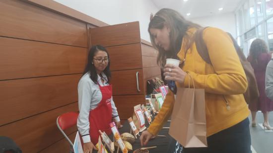 Exhibición de chocolates en la VI edición del evento Cacao y Chocolate Summit, celebrado en la Universidad de las Américas, el 30 de mayo de 2024.