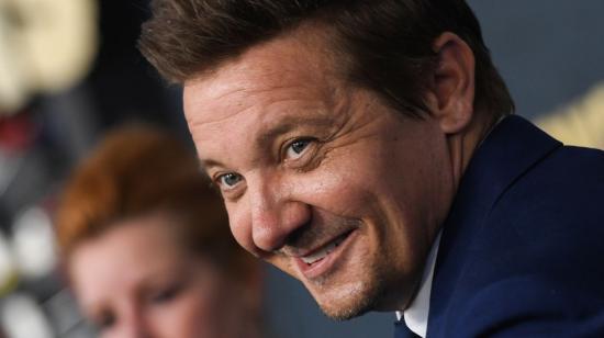 El actor Jeremy Renner recuerda el accidente que casi le quita la vida, previo al estreno de la temporada 3 de 'Mayor of Kingstown'.