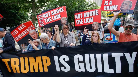 Reacciones en calles después de que el expresidente de Estados Unidos y candidato presidencial republicano Donald Trump fuera declarado culpable en su juicio penal frente al Tribunal Penal de Manhattan, en la ciudad de Nueva York, el 30 de mayo de 2024.