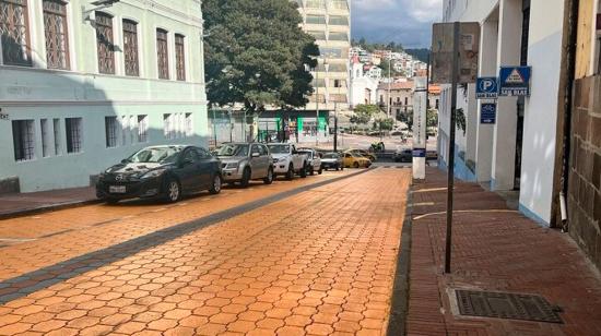 Vehículos parqueados sobre la calle Caldas, en el Centro Histórico de Quito.
