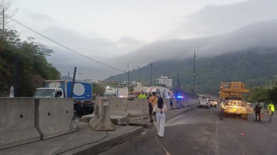 Un tráiler se impactó contra los muros jersey de la vía Perimetral, a la altura de la Espol, la madrugada del 31 de mayo de 2024.