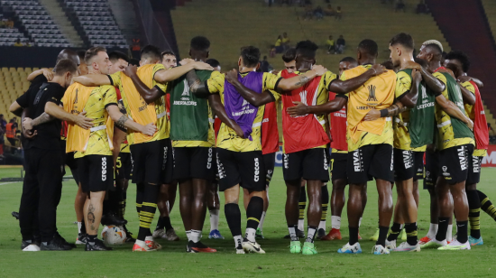 Los jugadores de Barcelona SC hablan antes del partido ante Cobresal, en el estadio Banco Pichincha, el 29 de mayo de 2024.