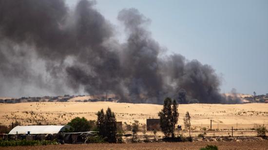 El humo tras un ataque aéreo israelí en Rafah, 30 de mayo de 2024.