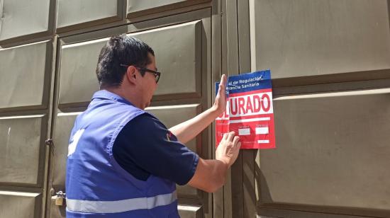 Un funcionario de la Arcsa clausura una planta de snacks en Cuenca, el 31 de mayo de 2024.