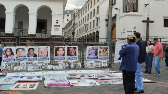 Un plantón por las personas desaparecidas y encontradas sin vida en la plaza grande del centro histórico de Quito,  el 30 de abril de 2024. 