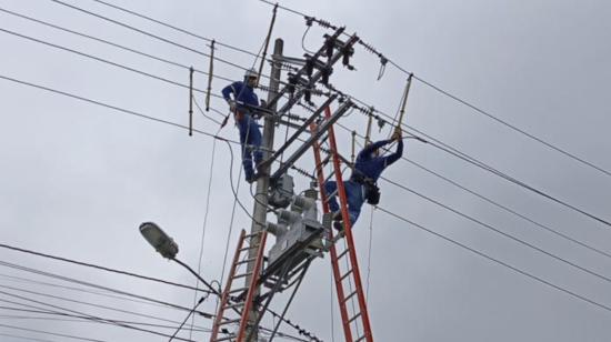 Imagen referencial de trabajadores de Cnel restituyendo el servicio eléctrico en Balzar, Guayas, 31 de mayo de 2024. 