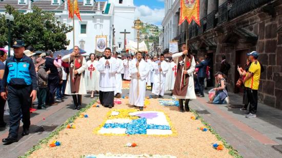 Sacerdotes recorren las calles del Centro Histórico de Quito durante la celebración de Corpus Christi.