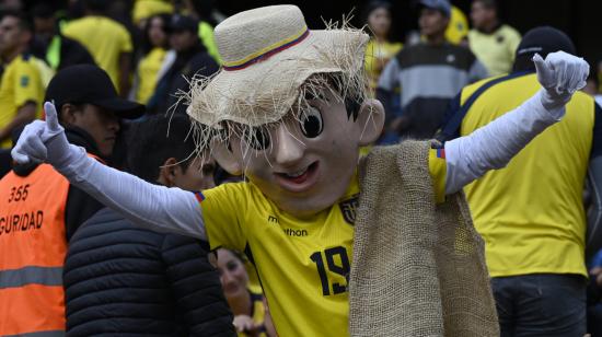 Un hincha de la Tricolor disfrazado antes del partido entre Ecuador y Chile, el 21 de noviembre de 2023, por las Eliminatorias al Mundial 2026.