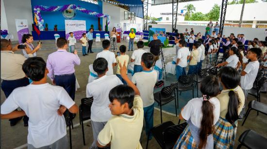 La ministra de Educación, Alegría Crespo, en una visita a un plantel educativo el 23 de mayo de 2024.