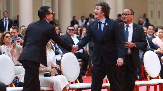 Daniel Noboa y Javier Milei durante su saludo, en la investidura presidencial de Nayib Bukele, en El Salvador.