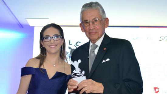 Solón Espinosa con el premio Qhali Kay – Salud Plena de 2017. A su lado, la ministra del ramo de ese entonces, Verónica Espinosa.