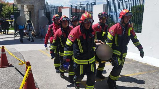 Miembros del Cuerpo de Bomberos de Quito trasladan a uno de los heridos en Monteolivo, el 2 de junio de 2024.