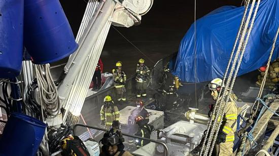 Bomberos trabajan en el incendio de la embarcación que se encontraba en un muelle del mercado de la Caraguay, el 3 de junio de 2024.