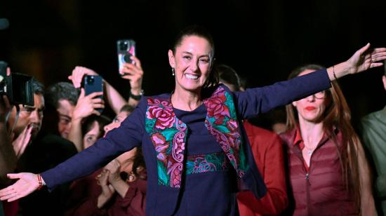 La nueva presidenta de México por el partido Morena, Claudia Sheinbaum, celebra en la Plaza del Zócalo, el 3 de junio de 2024.