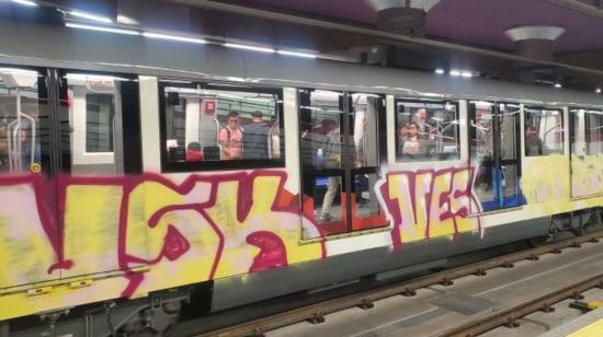 Una unidad del Metro de Quito, vandalizada el 2 de junio de 2024.