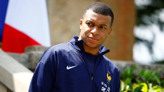 Kylian Mbappe espera la llegada del presidente francés Emmanuel Macron para un almuerzo en su campo de entrenamiento, el 3 de junio de 2024.