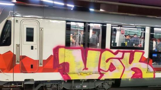 Imágenes muestran a un tren del Metro de Quito grafiteado cerca de la cabina del operador.