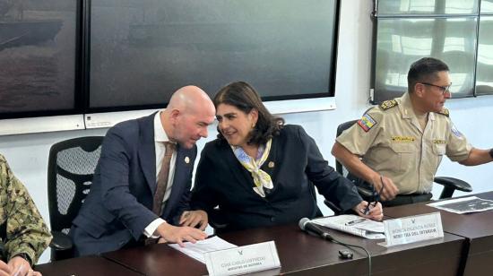 El ministro de Defensa y la titular de Interior, Gian Carlo Loffredo y Mónica Palencia, respectivamente, en una rueda de prensa en Quito, el 3 de junio de 2024.