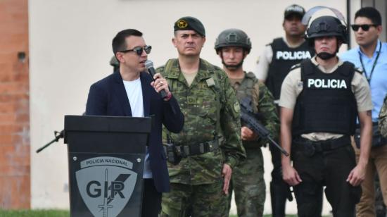 El presidente Daniel Noboa en un acto con las fuerzas de seguridad en Manta, el 2 de abril de 2024.