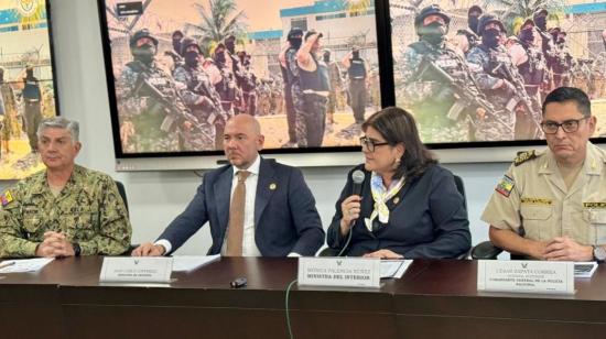 El jefe del Comando Conjunto de las Fuerzas Armadas, Jaime Vela, los ministros Gian Carlo Loffredo, Mónica Palencia, y el comandante de Policía, César Zapata, en una rueda de prensa el 3 de junio de 2024.