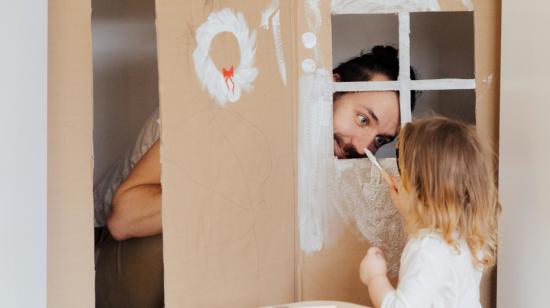 Imagen referencial de un papá jugando junto a su hija, 4 de junio de 2024.