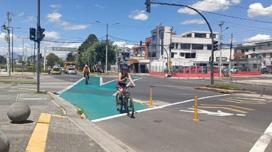 Ciclistas circulan en una avenida del norte de Quito bajo un intenso sol en mayo de 2024.