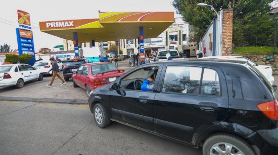 Vehículos en una gasolinera Primax en junio de 2022. 