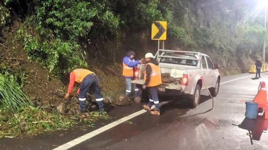 Trabajadores de la Epmmop en la avenida Velasco Ibarra, el 28 de mayo de 2024.