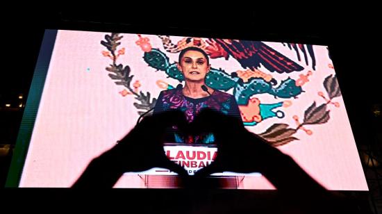 Claudia Sheinbaum, presidenta electa de México, en una pantalla en el Zócalo de Ciudad de México el 3 de junio de 2024.