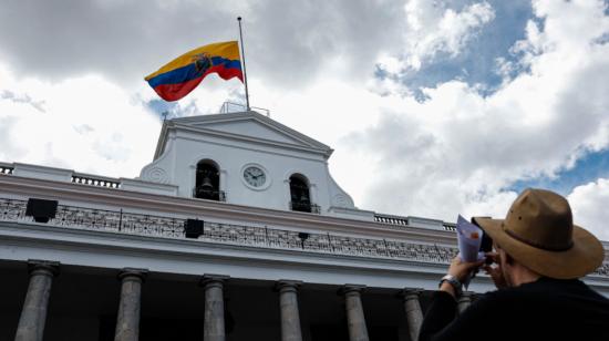 Imagen referencial de la bandera de Ecuador en el Palacio de Carondelet en Quito, agosto de 2023.