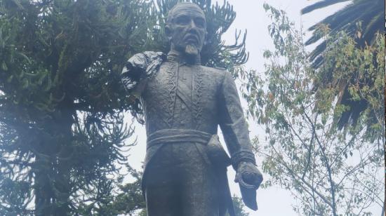 El monumento a Eloy Alfaro vandalizado en el parque El Ejido, en Quito, el 4 de junio de 2024.