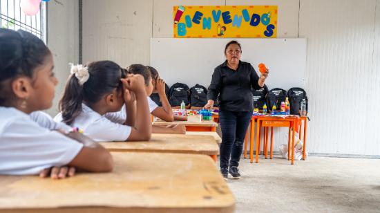 Imagen referencial. Niños atienden clases en un establecimiento educativo. 