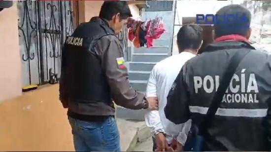 Policías detienen a un sospechoso de pornografía infantil en Carchi el 4 de junio de 2024. 