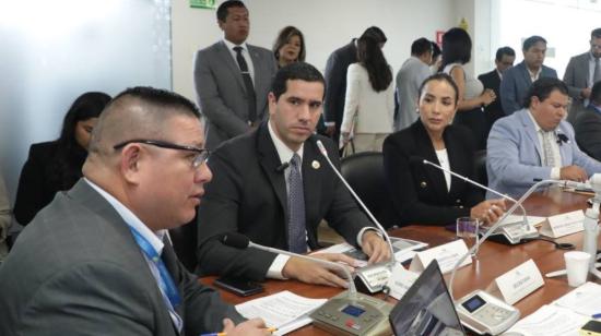 Ministro de Energía, Roberto Luque, junto a asambleístas de la Comisión de Diversidad de la Asamblea Nacional, 5 de junio de 2024. 