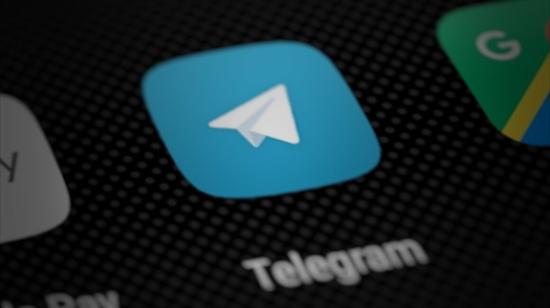 Una pantalla de celular muesta el ícono de la aplicación de Telegram, una popular app de mensajería.
