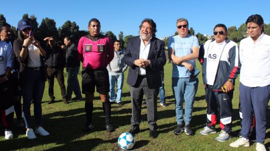 Patricio Espinosa (centro), rector de la Universidad Central en un evento deportivo, el 18 de mayo de 2024.