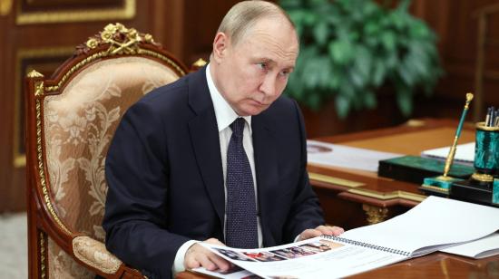 El presidente de Rusia, Vladimir Putin, revisa un informe en su despacho el 31 de mayo de 2024.