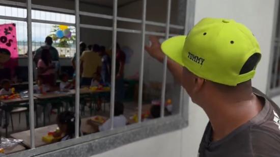 Un padre de familia saludando a su hijo en la primera escuela de Punta de Piedra, mayo de 2024.