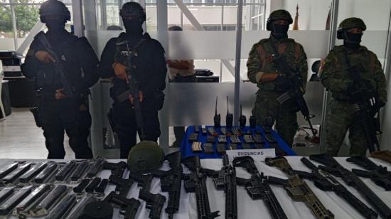 Armas de fuego decomisadas por la Policía en Milagro, Guayas, el 5 de junio de 2024.