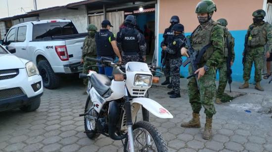 Policías y militares ejecutan allanamientos en Manta, el 6 de junio de 2024.