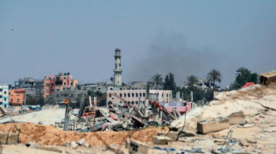 El humo se eleva tras el bombardeo israelí contra al-Maghazi en el centro de la Franja de Gaza, el 6 de junio de 2024.