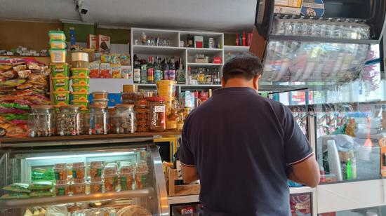 Imagen referencial de un cliente comprando en una tienda de barrio en el centro norte de Quito, mayo de 2024. 