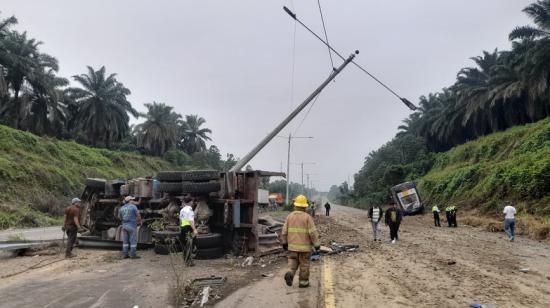 Un choque frontal entre un bus interprovincial y una volqueta en el anillo vial de Quevedo deja ocho heridos este 6 de junio de 2024.