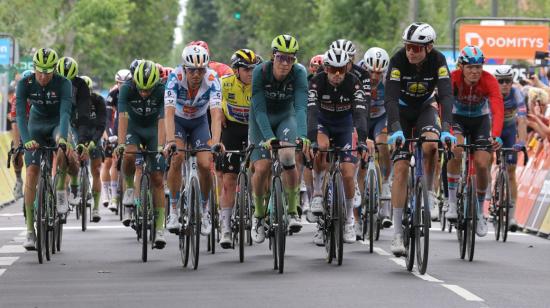 El pelotón cruza la línea de meta durante la quinta etapa del Criterium du Dauphine, el 6 de junio de 2024.